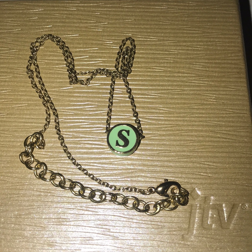 🤩Mint green “S” necklace with gold chain + detail